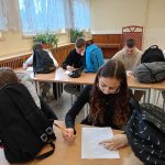 Uczniowie podczas testu wiedzy dotyczący miasta Leszna