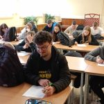 Uczniowie podczas testu wiedzy dotyczący miasta Leszna