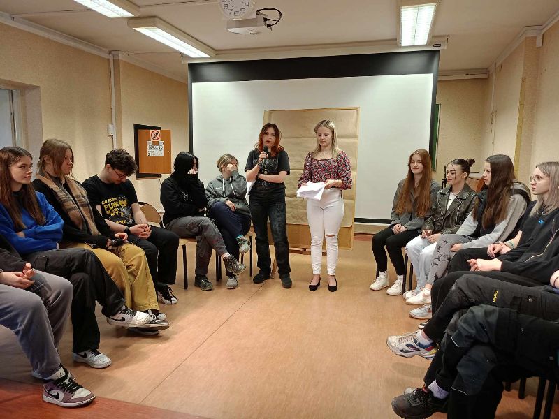 Uczniowie podczas debaty na temat Samorządu Uczniowskiego