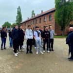 Uczniowie podczas zwiedzania obozu koncentracyjnego Auschwitz - Birkenau.