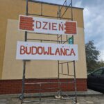 Dzień Budowlańca - napis na rusztowaniu