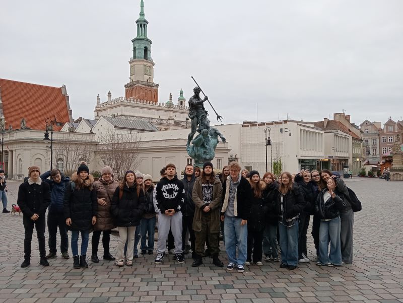 Kl. 3TŻ w Poznaniu - grupa uczniów na Rynku