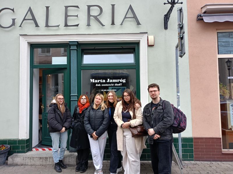 Edward Hopper – Osobista wizja świata - uczniowie przed Galerią