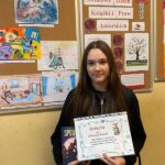 Wręczenie nagród w bibliotece szkolnej.