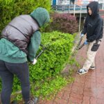 Prace pielęgnacyjne terenu przed szpitalem.