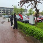 Prace pielęgnacyjne terenu przed szpitalem.