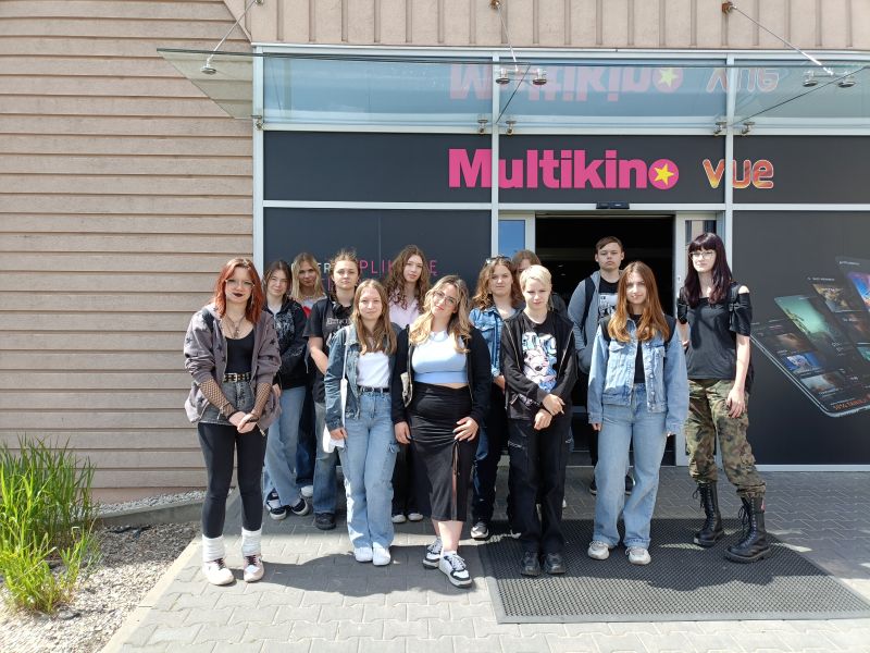 Wyjście do kina klasy 2TA a – nagrodzonej w konkursie czytelniczym „Czytanie - lubię to!”