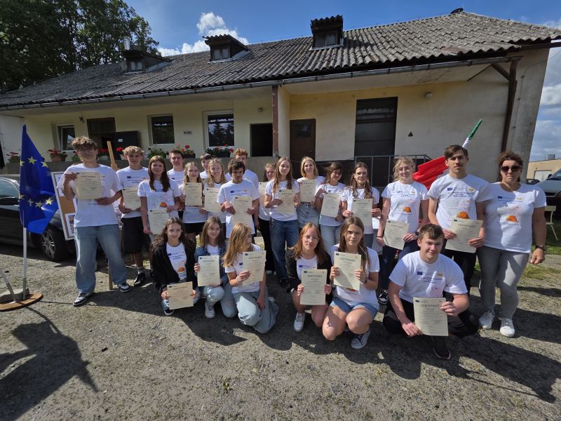 Młodzież z certyfikatami odbytych praktyk