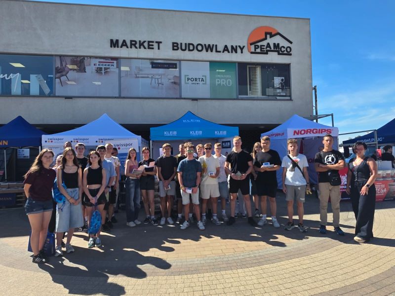 Uczniowie na dniu otwartym firmy Peamco - leszczyńskiej hurtowni materiałów budowlanych