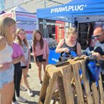 Uczniowie na dniu otwartym firmy Peamco - leszczyńskiej hurtowni materiałów budowlanych