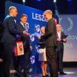 Prezydent i wice prezydent Leszna wręczają Laury Oświaty 2025