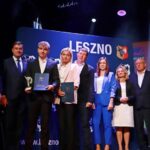 Prezydent i wice prezydent Leszna z laureatem Laurów Oświaty 2025