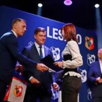 Prezydent i wice prezydent Leszna wręczają Laury Oświaty 2025
