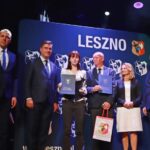 Prezydent i wice prezydent Leszna z laureatką Laurów Oświaty 2025