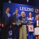 Prezydent i wice prezydent Leszna z laureatem Laurów Oświaty 2025