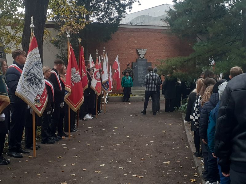 21 października 2025r. Poczet Sztandarowy szkoły wziął udział w uroczystościach upamiętniających zamordowanych Polaków przez niemieckiego okupanta.
