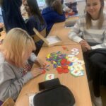 Dzień Gier Planszowych - uczniowie podczas gry