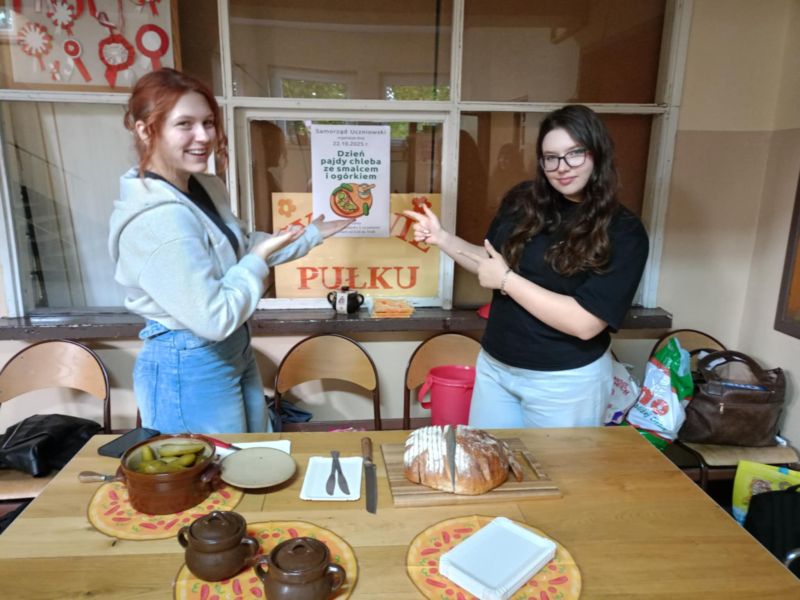 Dzień pajdy chleba ze smalcem i ogórkiem