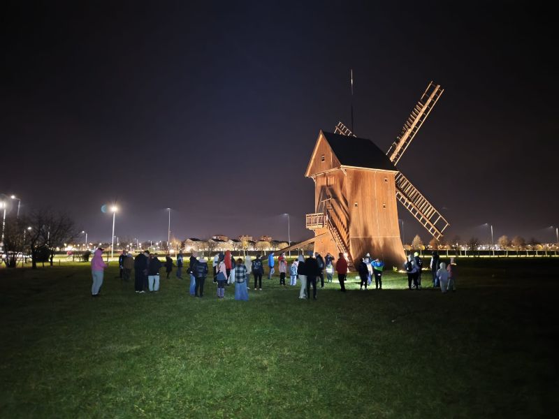 Bieg  Nocny pod Wiatrakiem upamiętniający odzyskanie przez nasz kraj niepodległości pod patronatem Stowarzyszenia Przyjaciół Zespołu Szkół Rolniczo-Budowlanych w Lesznie oraz Dyrekcji ZSR-B.