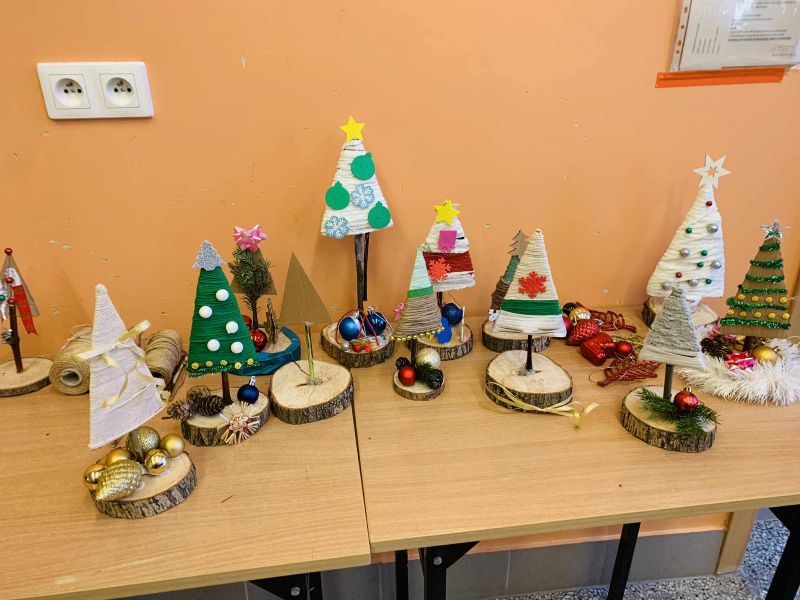 Uczniowie klas 1Bsa i 3Bsa podczas zajęć kształtujących kreatywność wykonali własne świąteczne choinki - to efekt ich pracy