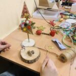 Uczniowie klas 1Bsa i 3Bsa podczas zajęć kształtujących kreatywność wykonali własne świąteczne choinki.