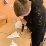 Uczniowie klas 1Bsa i 3Bsa podczas zajęć kształtujących kreatywność wykonali własne świąteczne choinki.