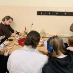 Uczniowie klas 1Bsa i 3Bsa podczas zajęć kształtujących kreatywność wykonali własne świąteczne choinki.