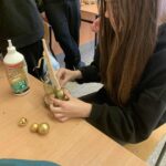 Uczniowie klas 1Bsa i 3Bsa podczas zajęć kształtujących kreatywność wykonali własne świąteczne choinki.