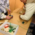 Uczniowie klas 1Bsa i 3Bsa podczas zajęć kształtujących kreatywność wykonali własne świąteczne choinki.