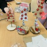 Uczniowie klas 1Bsa i 3Bsa podczas zajęć kształtujących kreatywność wykonali własne świąteczne choinki.