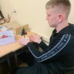 Uczniowie klas 1Bsa i 3Bsa podczas zajęć kształtujących kreatywność wykonali własne świąteczne choinki.