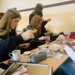 Uczniowie klas 1Bsa i 3Bsa podczas zajęć kształtujących kreatywność wykonali własne świąteczne choinki.