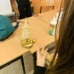 Uczniowie klas 1Bsa i 3Bsa podczas zajęć kształtujących kreatywność wykonali własne świąteczne choinki.