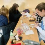 Uczniowie klas 1Bsa i 3Bsa podczas zajęć kształtujących kreatywność wykonali własne świąteczne choinki.