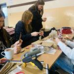 Uczniowie klas 1Bsa i 3Bsa podczas zajęć kształtujących kreatywność wykonali własne świąteczne choinki.