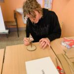 Uczniowie klas 1Bsa i 3Bsa podczas zajęć kształtujących kreatywność wykonali własne świąteczne choinki.