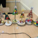 Uczniowie klas 1Bsa i 3Bsa podczas zajęć kształtujących kreatywność wykonali własne świąteczne choinki - to efekty ich pracy