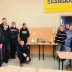 Uczniowie klas 1Bsa i 3Bsa podczas zajęć kształtujących kreatywność wykonali własne świąteczne choinki.