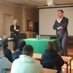 448910644-1 Prezydent Miasta Leszna Grzegorz Rusiecki na spotkaniu z młodzieżą