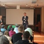 448910644-3 Prezydent Miasta Leszna Grzegorz Rusiecki na spotkaniu z młodzieżą