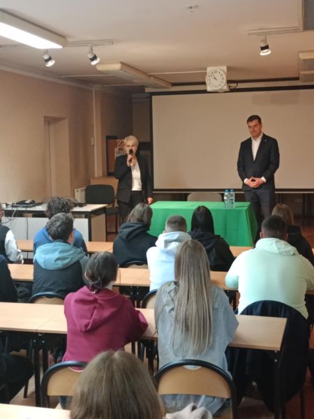 Prezydent Miasta Leszna Grzegorz Rusiecki na spotkaniu z młodzieżą