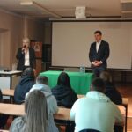 448910666-3 Pani dyrektor przedstawia Prezydenta Miasta Leszna Grzegorza Rusieckiego