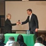 448910666-4 Pani dyrektor przedstawia Prezydenta Miasta Leszna Grzegorza Rusieckiego