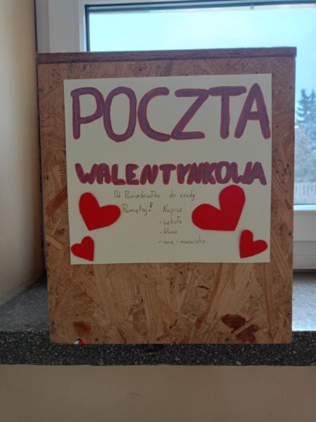 Skrzynka z napisem Poczta walentynkowa
