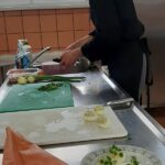 Chłopiec przygotowuje jajka faszerowane na konkurs "jajko Wielkanocne"