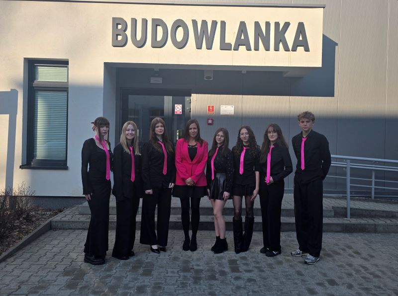 Młodzież z opiekunem na Olimpiadzie Wiedzy i Umiejętności Budowlanych