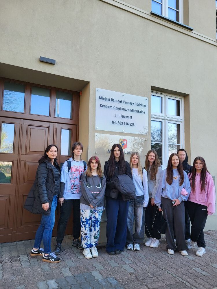 Współpraca szkoły z Centrum Opiekuńczo-Mieszkalnym w Lesznie - grupa uczniów z opiekunem