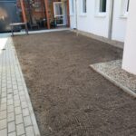 Współpraca szkoły z Centrum Opiekuńczo-Mieszkalnym w Lesznie - prace związane z zagospodarowaniem terenu wokół placówki.